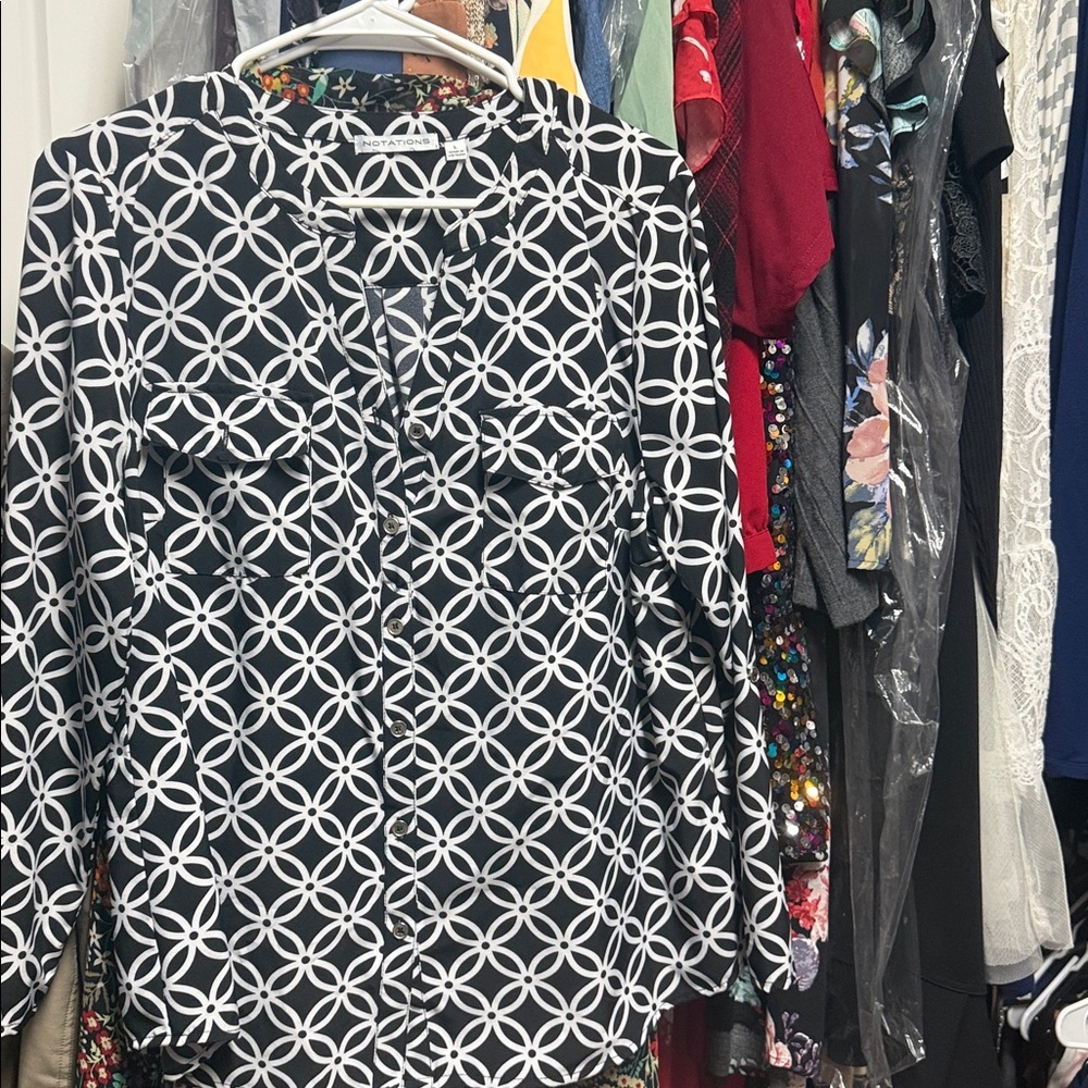 Notations Black & White Interlocking Circle Print Blouse